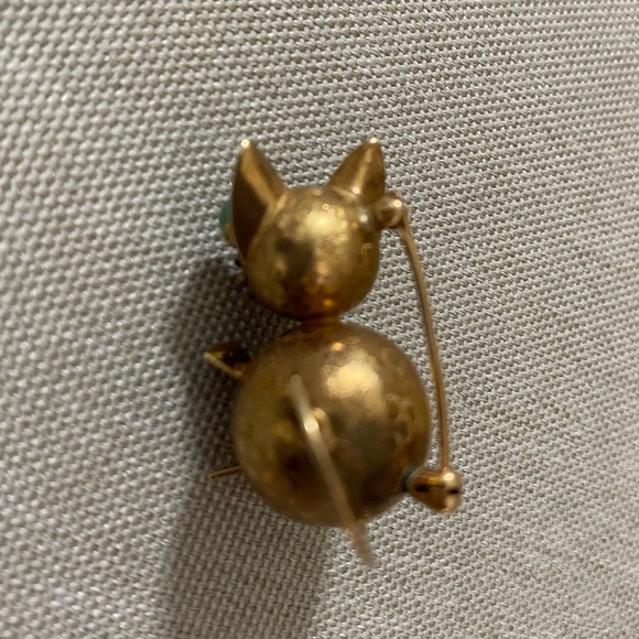 Elegant 14K Gold Vintage Italian Cat Brooch with Nephrite Jade Accents - Picture 3 of 5